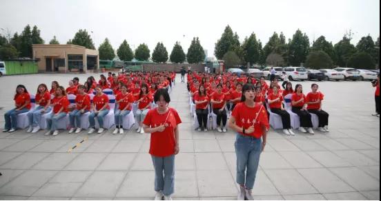 做白色的牛奶，創(chuàng)紅色的企業(yè)，花花牛乳業(yè)集團(tuán)青春歌會(huì)慶祝建黨100周年