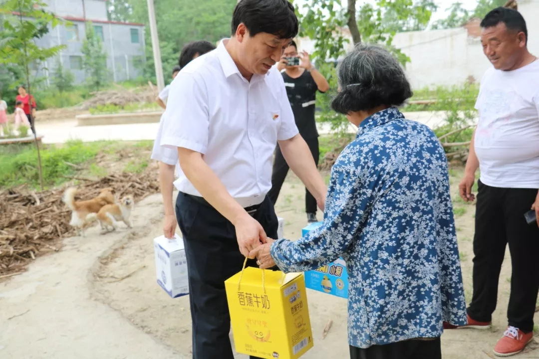 花花牛乳業(yè)集團走訪慰問貧困戶 結(jié)對幫扶暖人心